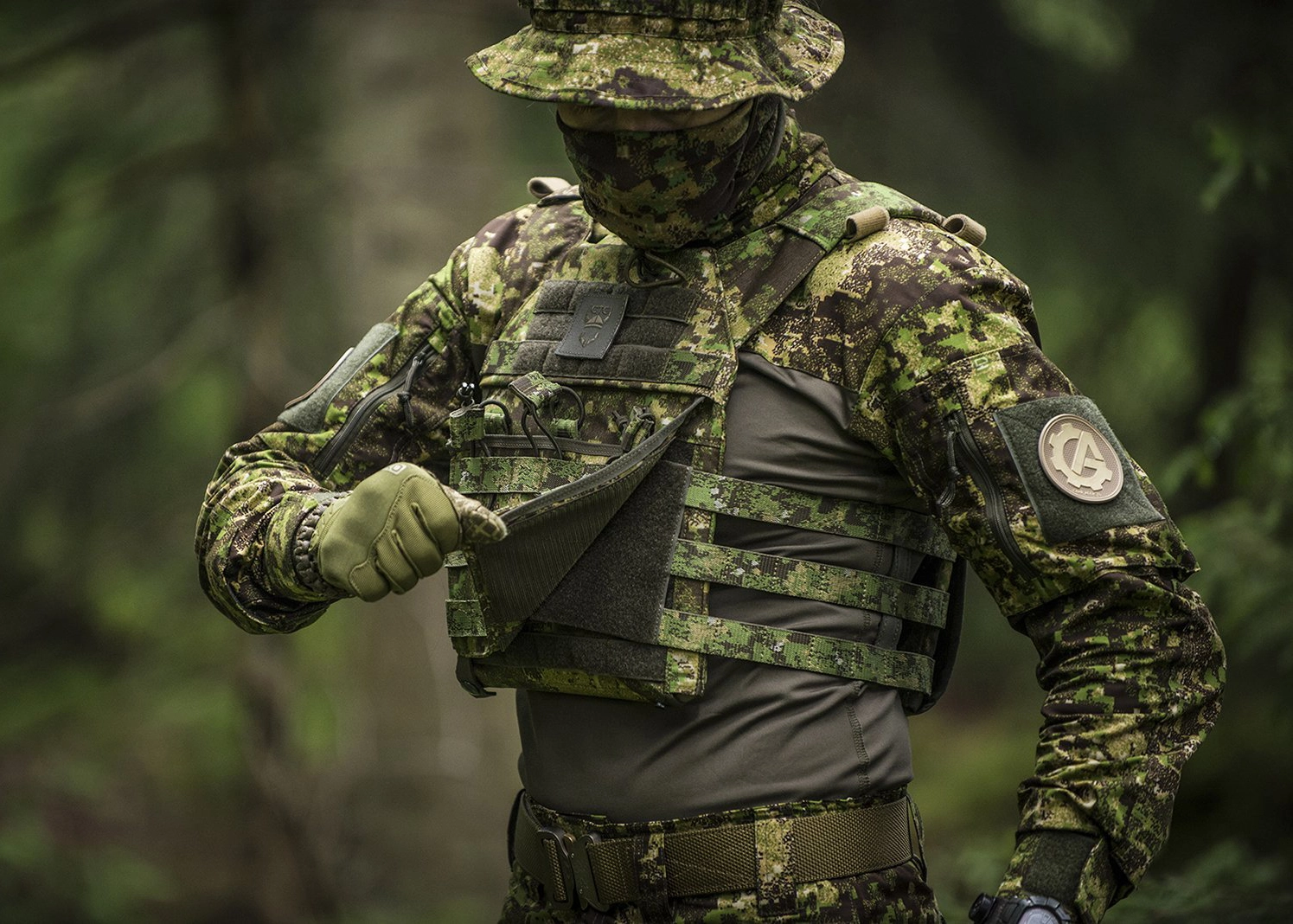 commercial-outdoor-photography-tactical-gear-platecarrier-greenzone-camouflage-woods-poland