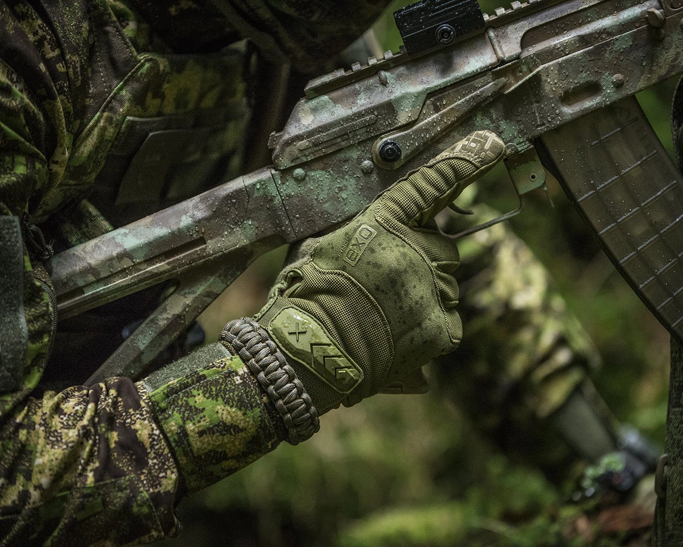 commercial-outdoor-photography-tactical-gloves-closeup-greenzone-camouflage