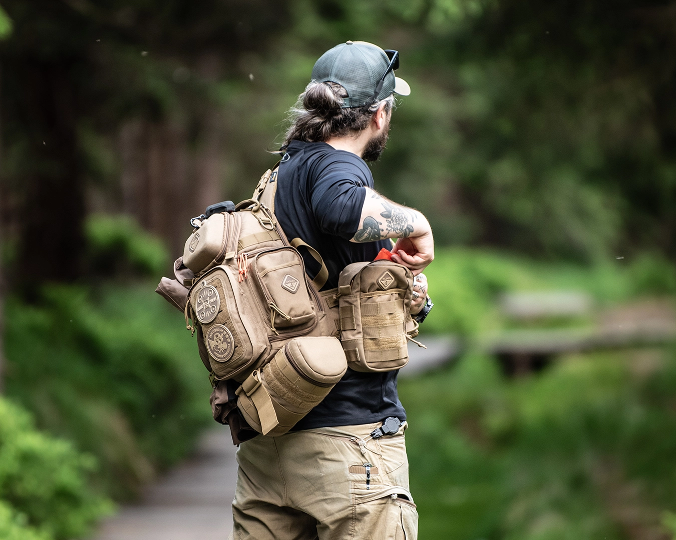 commercial-slingpack-photo-outdoor-gear-coyote-pouches-woods-mountains-poland