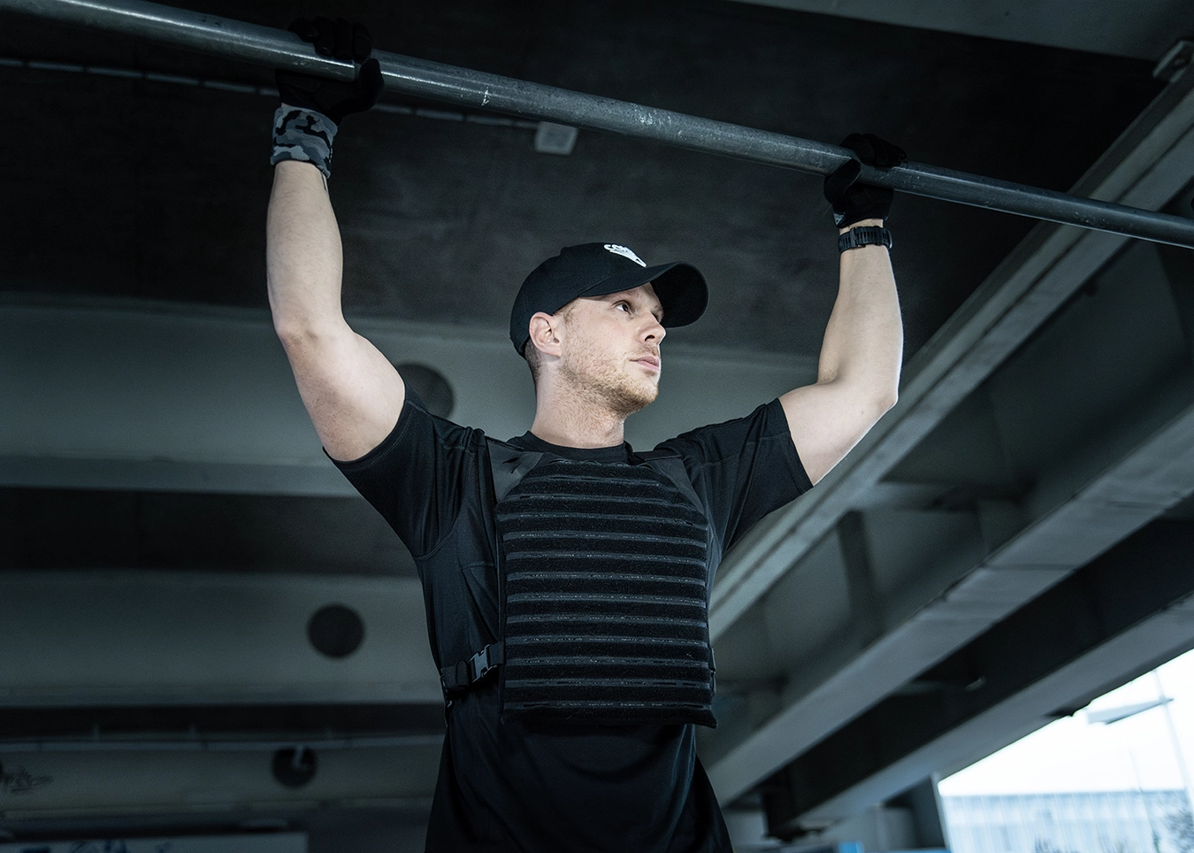 commercial-tactical-gear-photo-chest-rig-outdoor-gym-active-lifestyle-city-poland