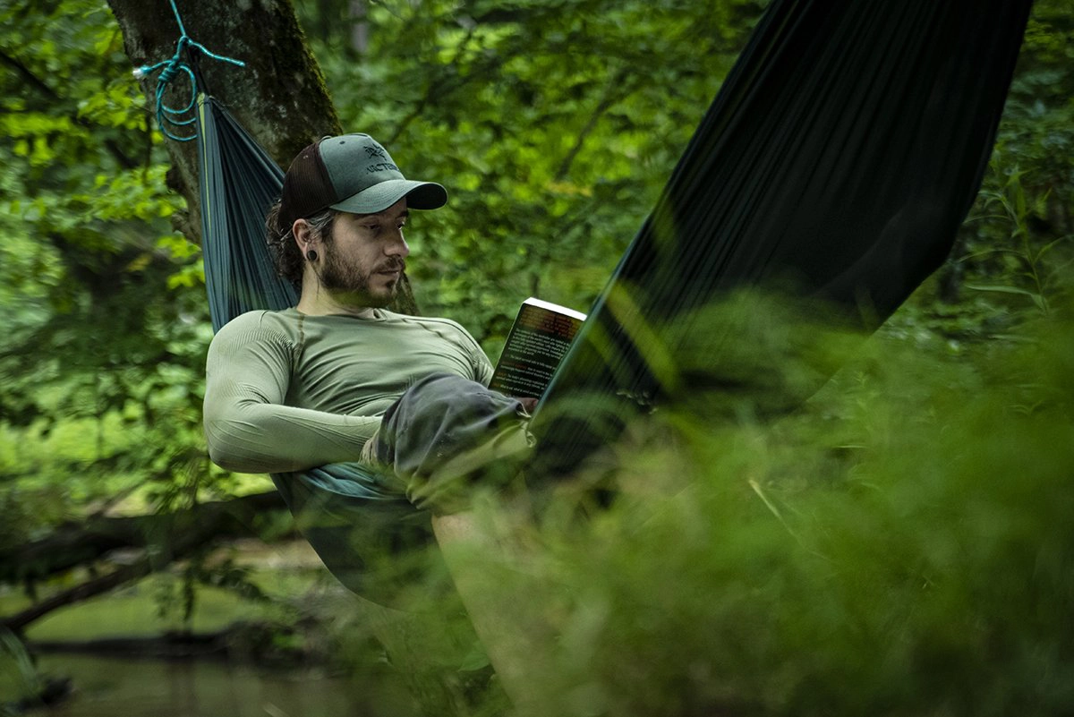 outdoor-fashion-photo-active-sportwear-hammocking-nature-greenery-poland
