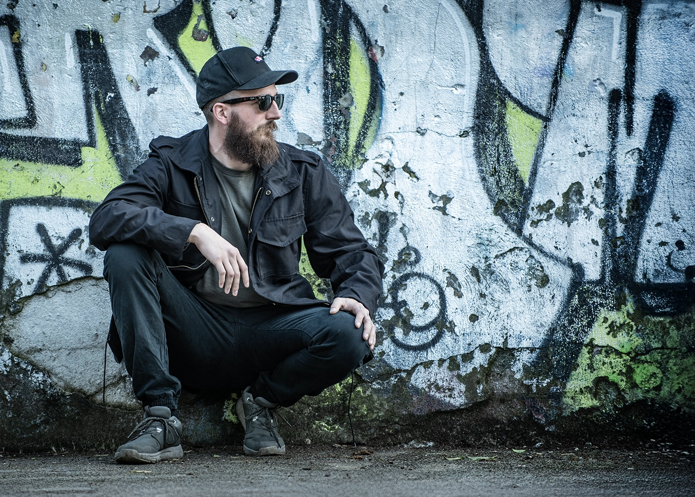 outdoor-fashion-photography-tactical-citylife-graffiti-poland