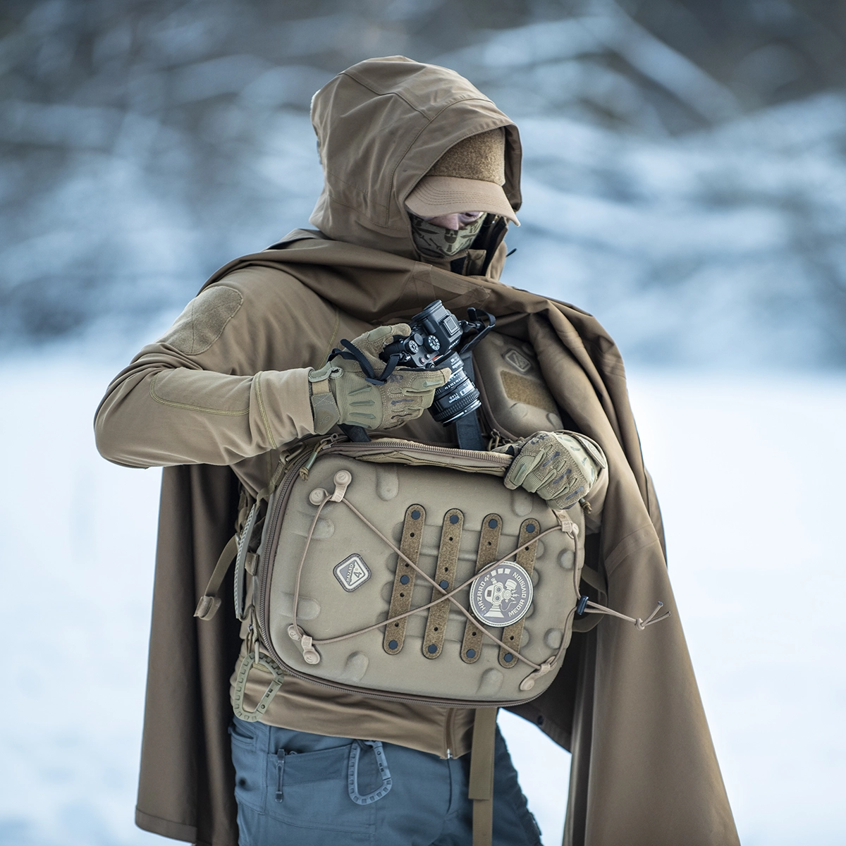 outdoor-field-tested-product-photo-hardshell-slingpack-poncho-coyote-winter-in-poland