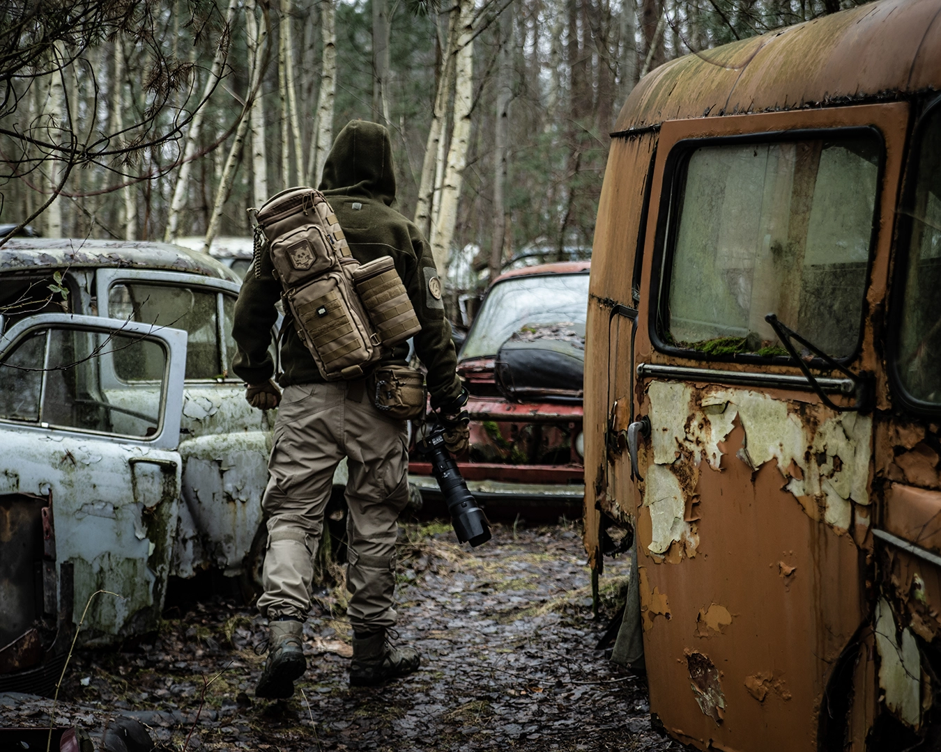 outdoor-lifestyle-urbex-abandoned-places-photographer-scrapyard-slingpack-photo kopia