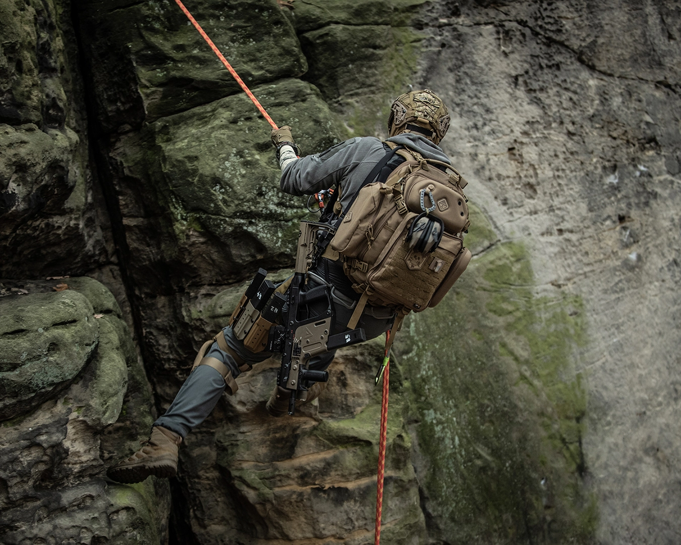 outdoor-military-photography-rapelling-mountains-kriss-soldier-tactical-backpack-product-photographyjpg kopia