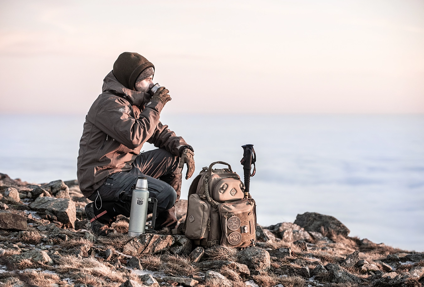 outdoor-photo-sunset-drinking-thermos-karkonosze-mountains-poland