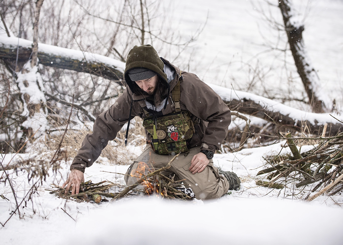 outdoor-photohraphy-camp-fire-woods-winter-lake