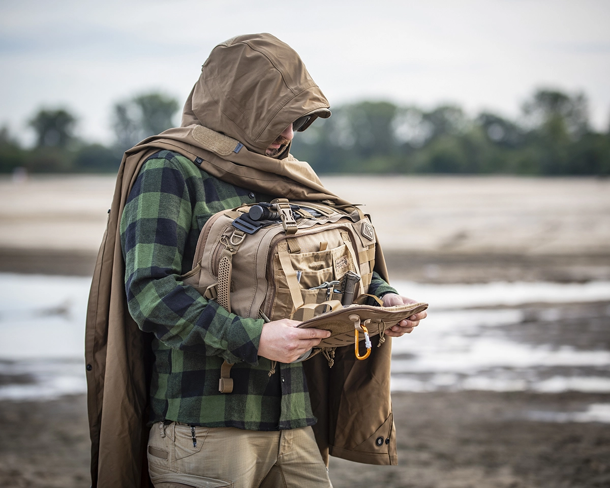 outdoor-product-apparel-photography-river-tactical-slingpack-coyote-poncho-beach-poland