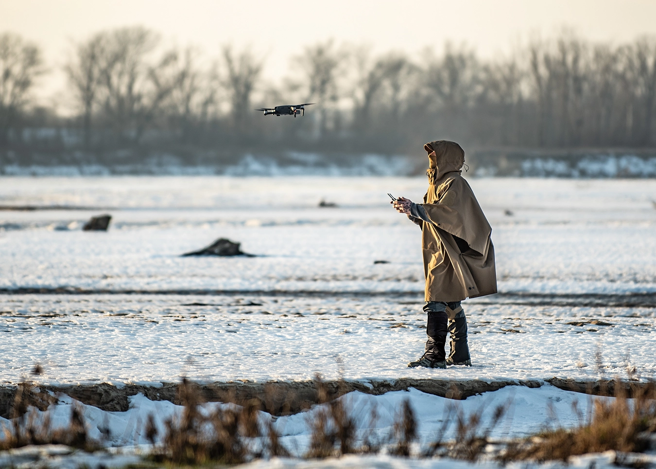 outdoor-winter-landscape-poncho-drone-frozen-river kopia