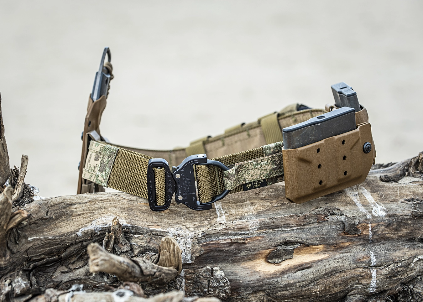 still-life-outdoor-photo-tactical-belt-military-gear-desert-poland kopia