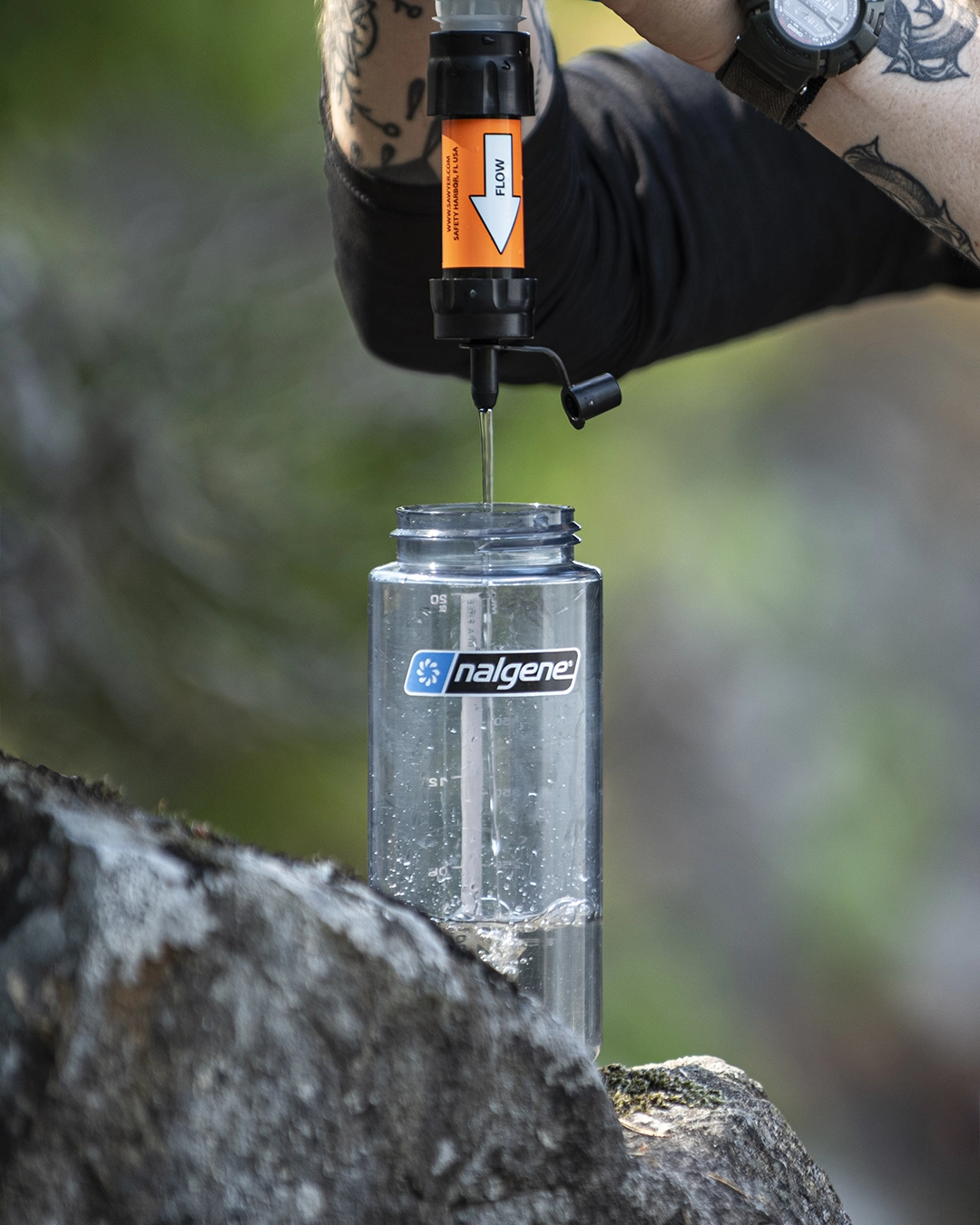 still-life-outdoor-photo-water-bottle-sawyer-filter-nalgene-lake-hiking-adventure-active-lifestyle-sweden kopia