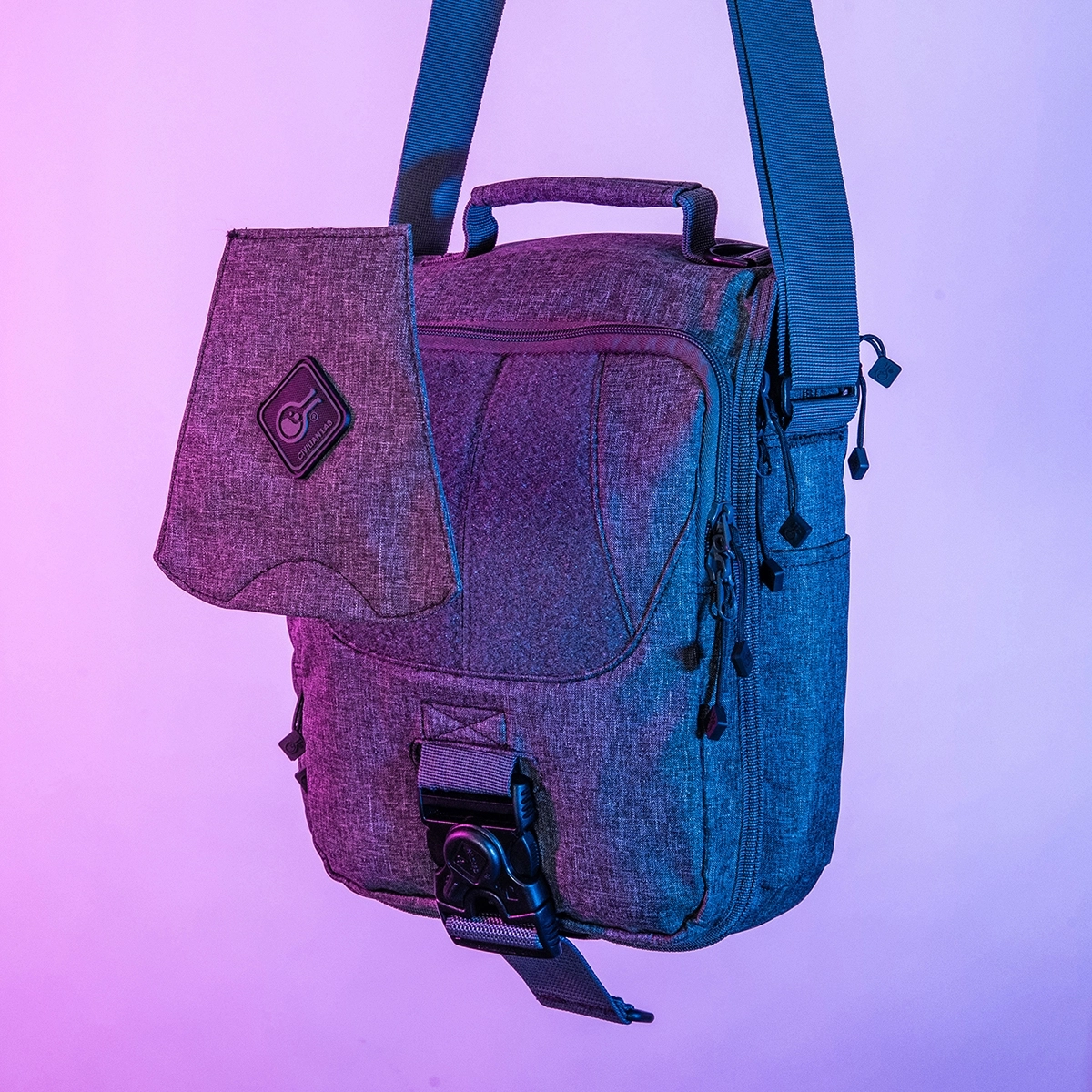 still-life-product-photo-messanger-bag-retro-style-studio