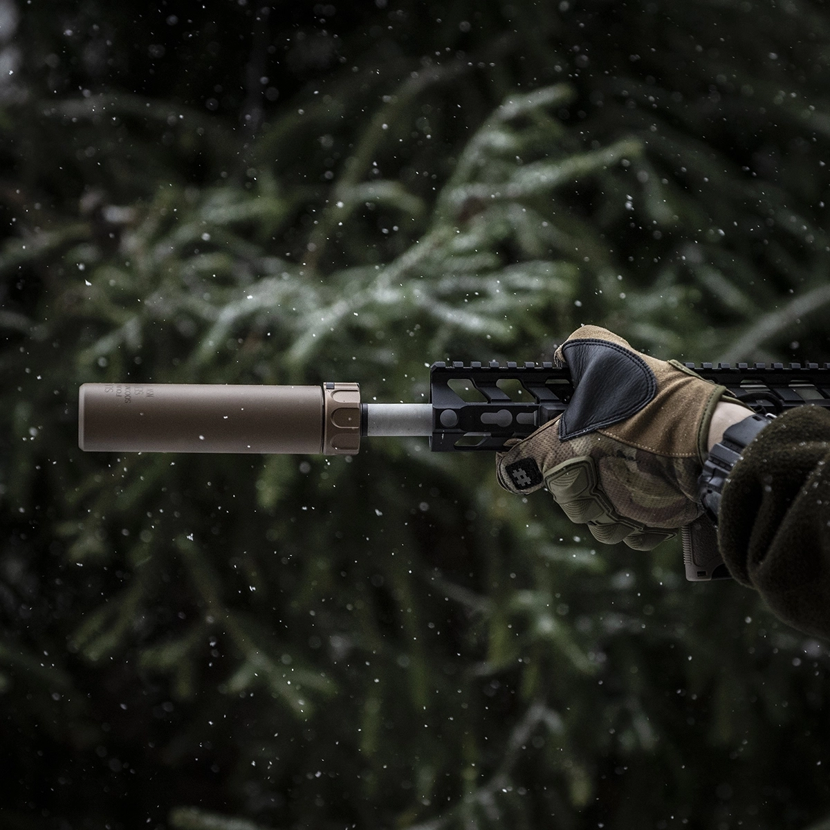 still-life-tactical-outdoor-photo-suppressor-gloves-airsoft-winter-poland