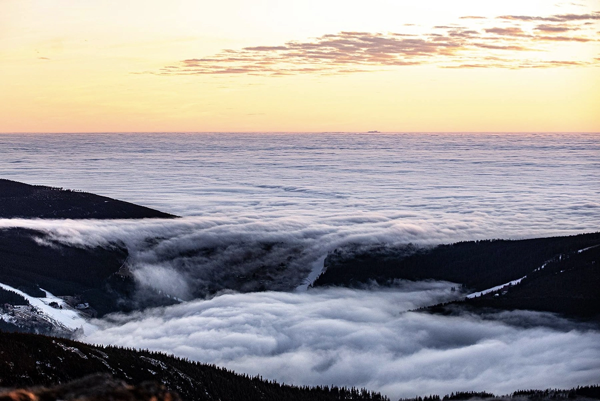 landscape-photography-mountains-summit-cloudy-day-sniezka-poland