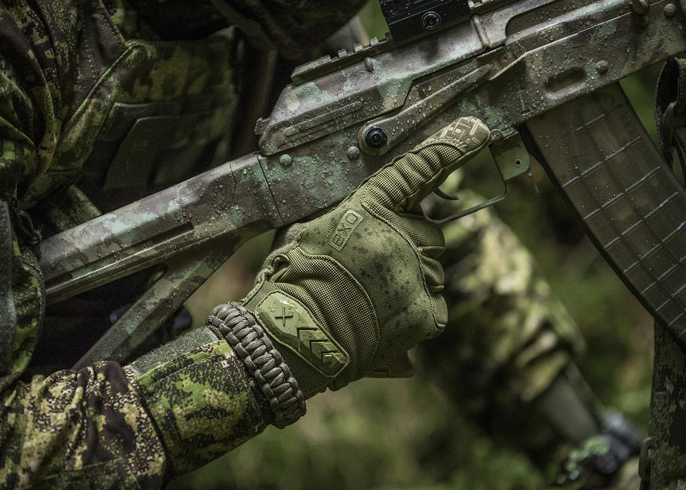 outdoor-tactical-gloves-closeup-greenzone